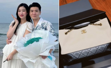 Đỗ Mỹ Linh 'flex' túi Chanel sang chảnh do anh chồng tặng, dạy con bằng cách hỏi số tầng trong biệt thự trăm tỷ