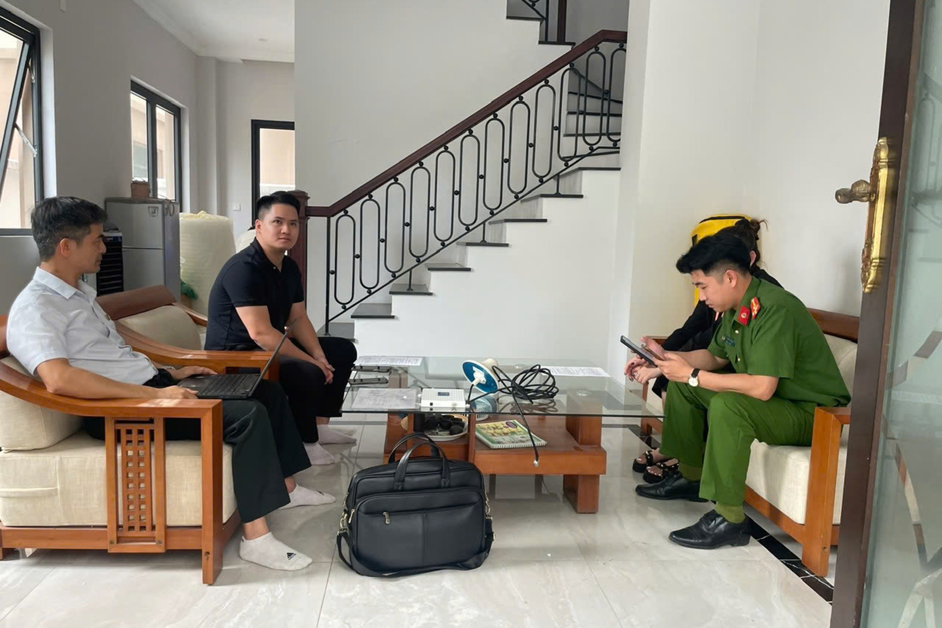 Thiet bi kich song.jpg