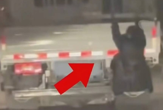 Nghi chồng ngoại tình, vợ 'treo mình' sau thùng xe tải trong đêm để 'bắt gian'