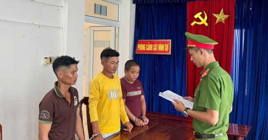 Người đàn ông bị 3 đối tượng kéo đến nhà bố vợ, đánh lún sọ chỉ vì bóp còi xe