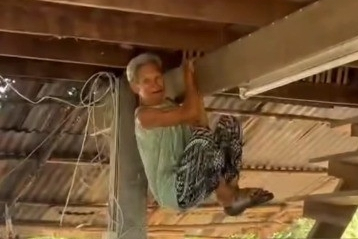 Phát hiện rắn bò vào sân, cụ bà đu xà như phim hành động khiến con cháu đứng hình