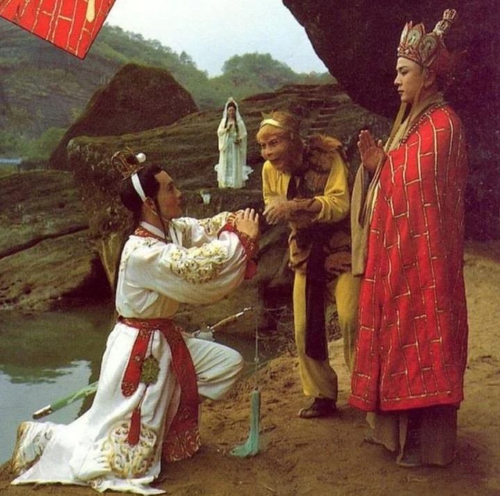 Vương Bá Chiêu cho hay, ban đầu ông không muốn nhận vai Bạch Long Mã nên đưa ra mức cát-xê cao để đạo diễn Dương Khiết phải rút lại lời mời. Tuy nhiên đạo diễn vẫn đồng ý vì đánh giá cao ngoại hình và danh tiếng của Vương Bá Chiêu.