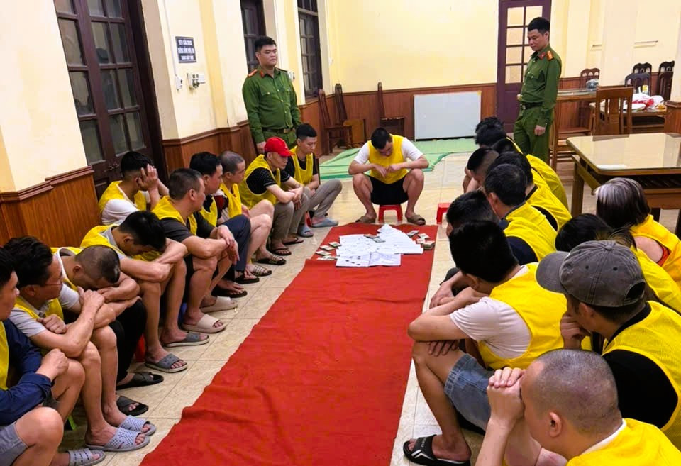 Đột kích nhà người phụ nữ, bắt quả tang 25 người đang chơi xóc đĩa - Ảnh 1.