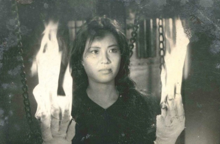 NSND Thụy Vân trong một cảnh đốt 10 đầu ngón tay gây ám ảnh nhất phim