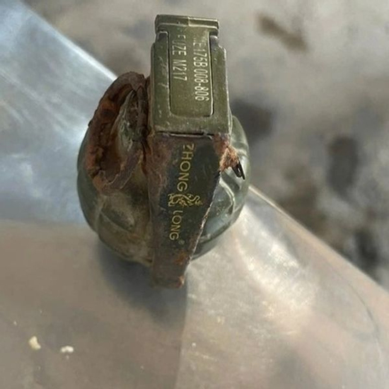 Thót tim học sinh lớp 8 mang theo quả lựu đạn chưa nổ giao nộp cho CSGT