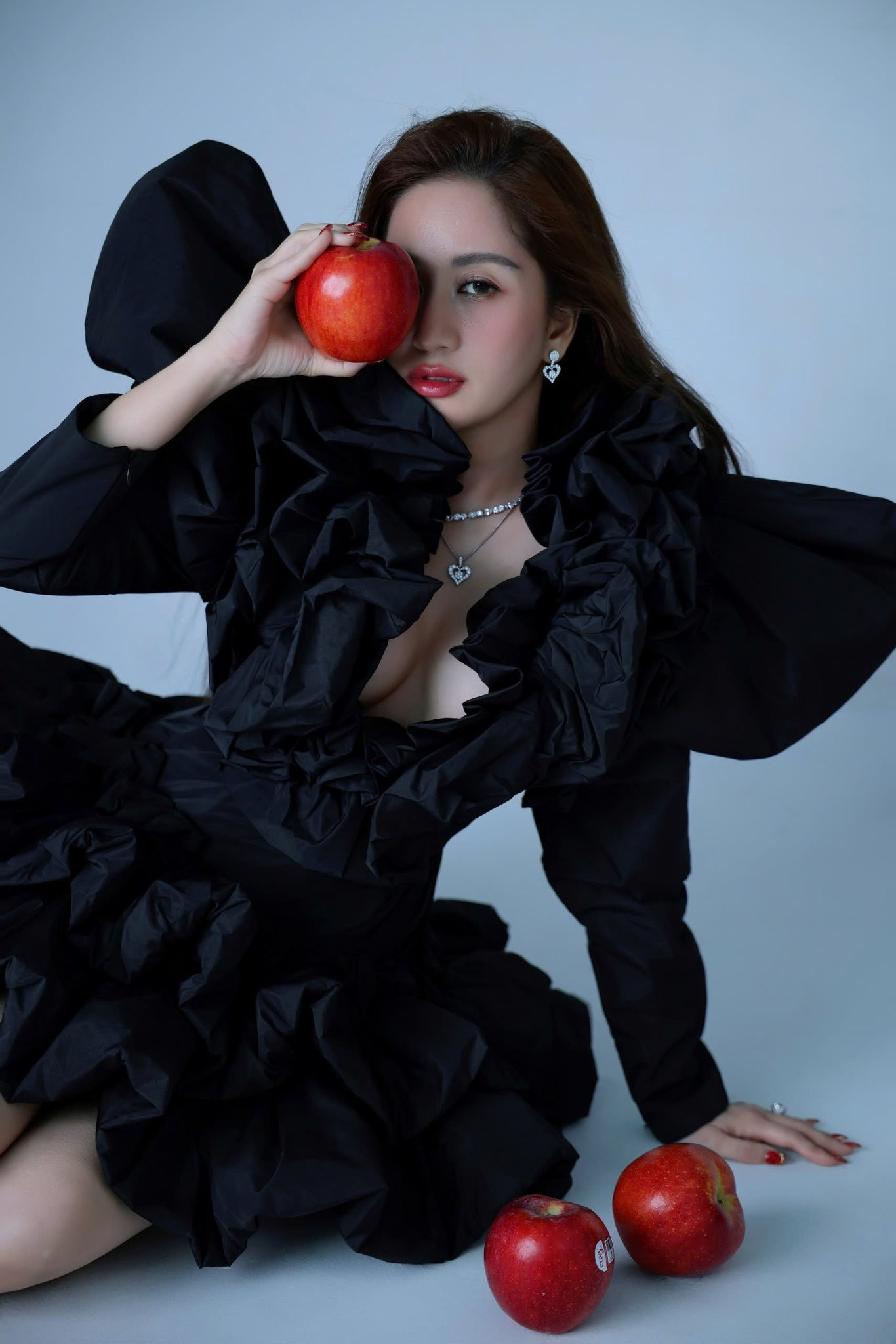 44 tuổi và trải qua 3 lần sinh nở nhưng Khánh Thi vẫn khoe vóc dáng nóng bỏng nhờ siết cân đúng cách - Ảnh 10.