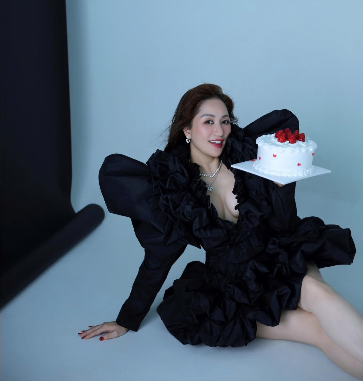 44 tuổi và trải qua 3 lần sinh nở nhưng Khánh Thi vẫn khoe vóc dáng nóng bỏng nhờ siết cân đúng cách - Ảnh 3.