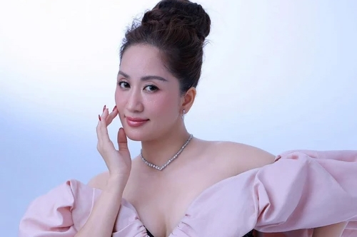 44 tuổi trải qua 3 lần sinh nở, Khánh Thi vẫn sở hữu vóc dáng nóng bỏng