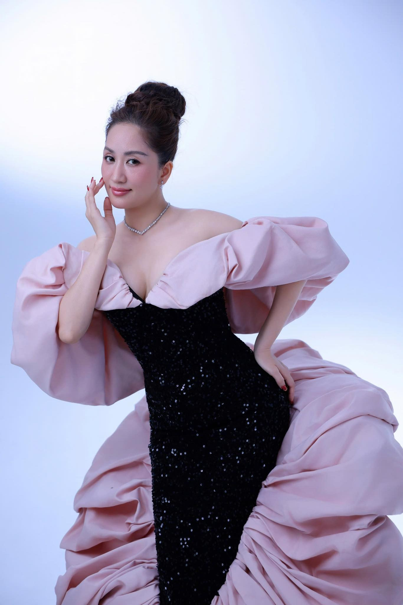 44 tuổi và trải qua 3 lần sinh nở nhưng Khánh Thi vẫn khoe vóc dáng nóng bỏng nhờ siết cân đúng cách - Ảnh 4.