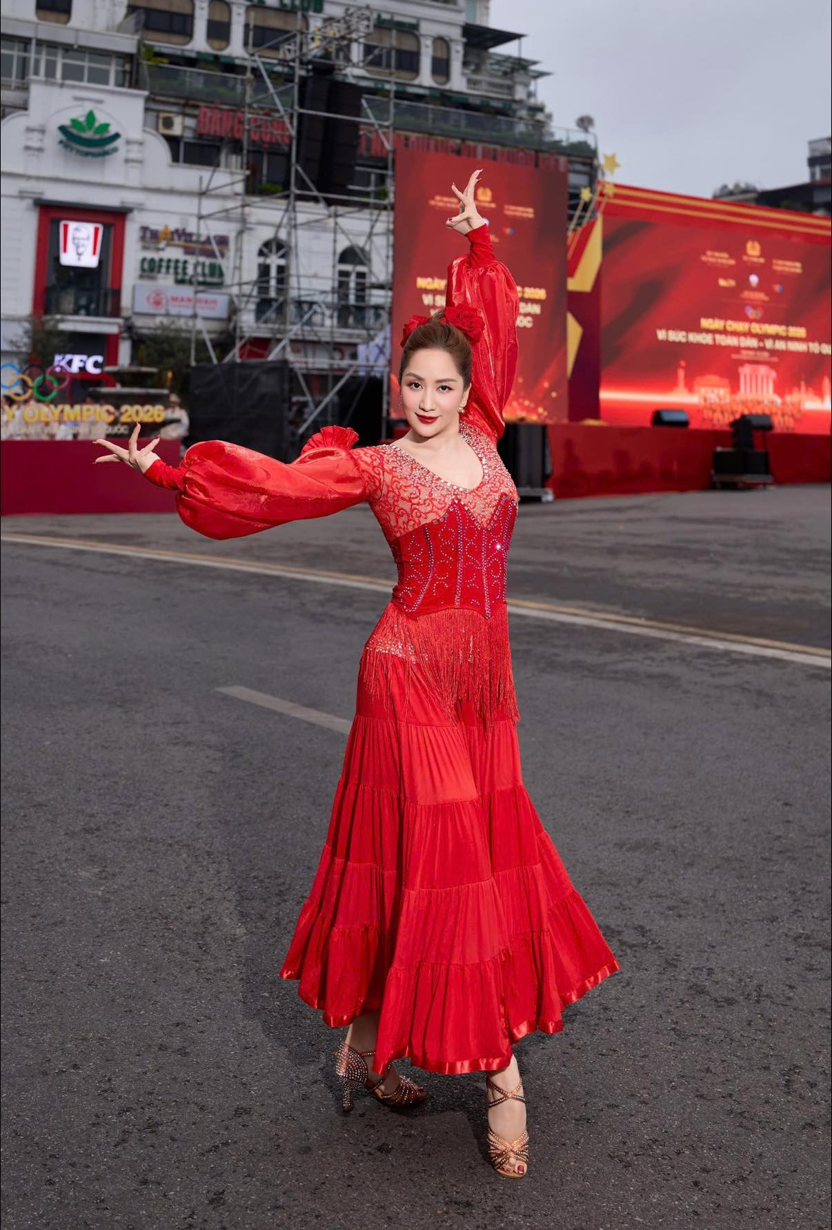 44 tuổi và trải qua 3 lần sinh nở nhưng Khánh Thi vẫn khoe vóc dáng nóng bỏng nhờ siết cân đúng cách - Ảnh 2.