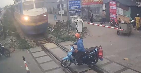 Camera ghi lại toàn cảnh nam tài xế xe máy 'cướp đường' tàu hỏa ở Hà Nội