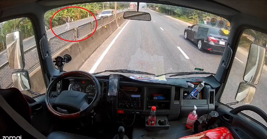 Khoảnh khắc tài xế xe tải cứu bé gái 2 tuổi giữa quốc lộ