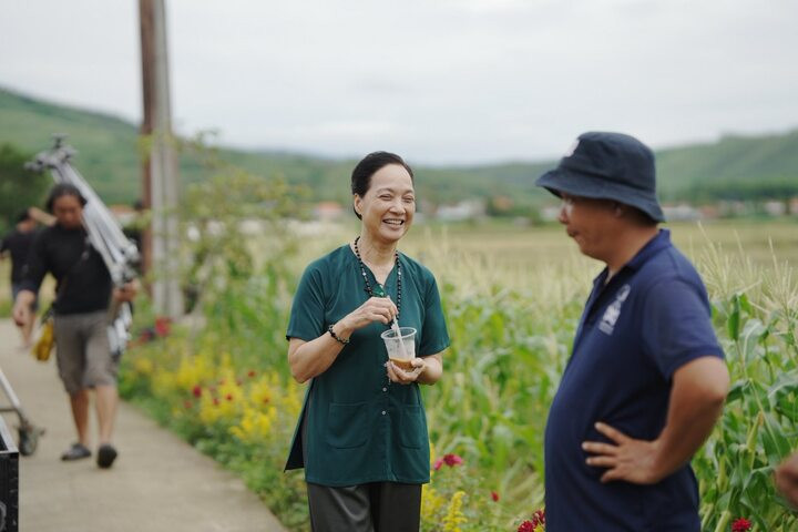 NSND đóng phim dẫn đầu phòng vé: Là mỹ nhân màn ảnh, U70 vẫn trẻ đẹp khó tin - Ảnh 3.