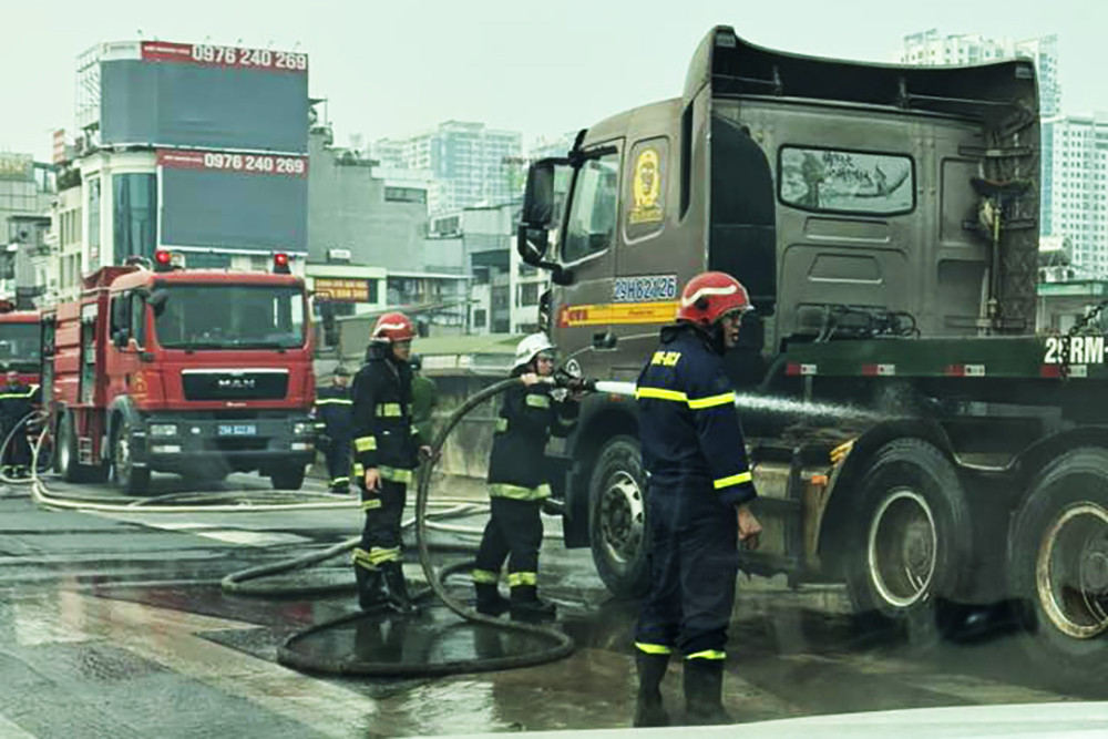 Ô tô đầu kéo bất ngờ cháy ngùn ngụt trên Vành đai 3, Hà Nội插图1 662368924_26321792710836234_7888360722929235992_n.jpg