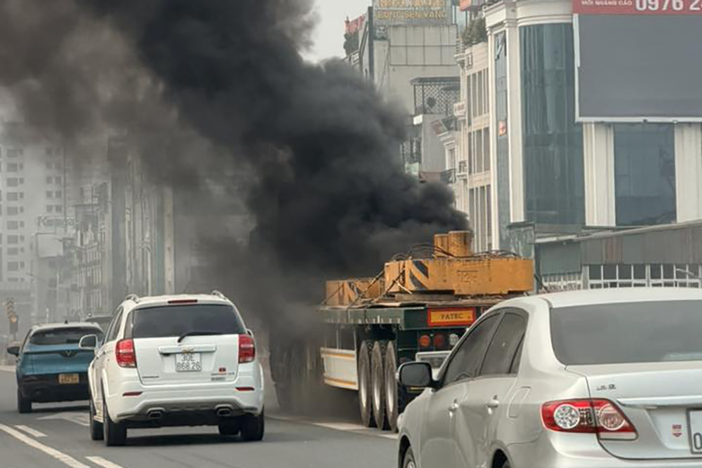 Ô tô đầu kéo bất ngờ cháy ngùn ngụt trên Vành đai 3, Hà Nội插图 663268335_3330027710491162_6473376145426242636_n.jpg
