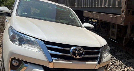 Tàu hàng tông ôtô 7 chỗ băng qua đường sắt, 3 người bị thương