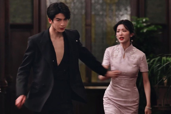 Trương Lăng Hách bị chê 'mất chất' Dân quốc: Là đóng phim hay đang đi catwalk?