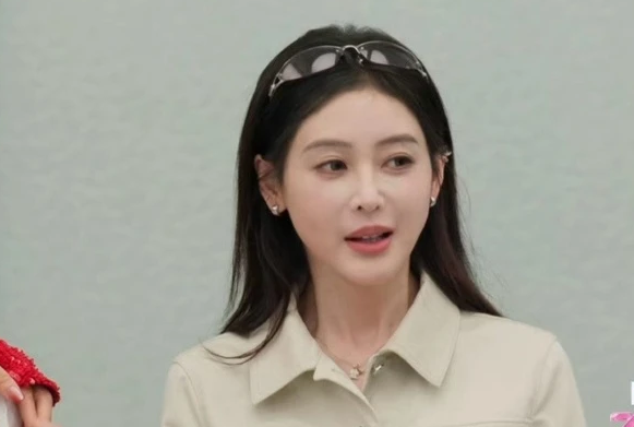 Trương Thiên Ái vướng nghi vấn phẫu thuật thẩm mỹ vì có gương mặt khác lạ - Ảnh 1