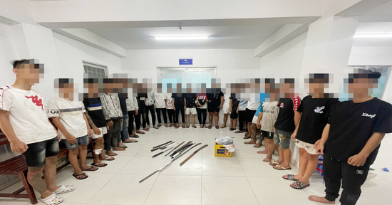 Cãi nhau trên Facebook, 2 'trẻ trâu' rủ 20 người mang hung khí gây náo loạn