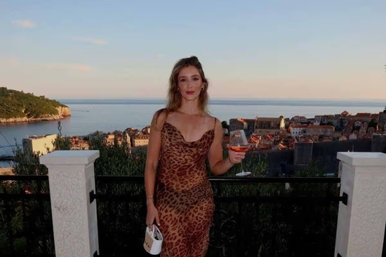 'Công chúa tennis' mặc đồ xuyên thấu gợi cảm, nói về góc khuất nghề nghiệp