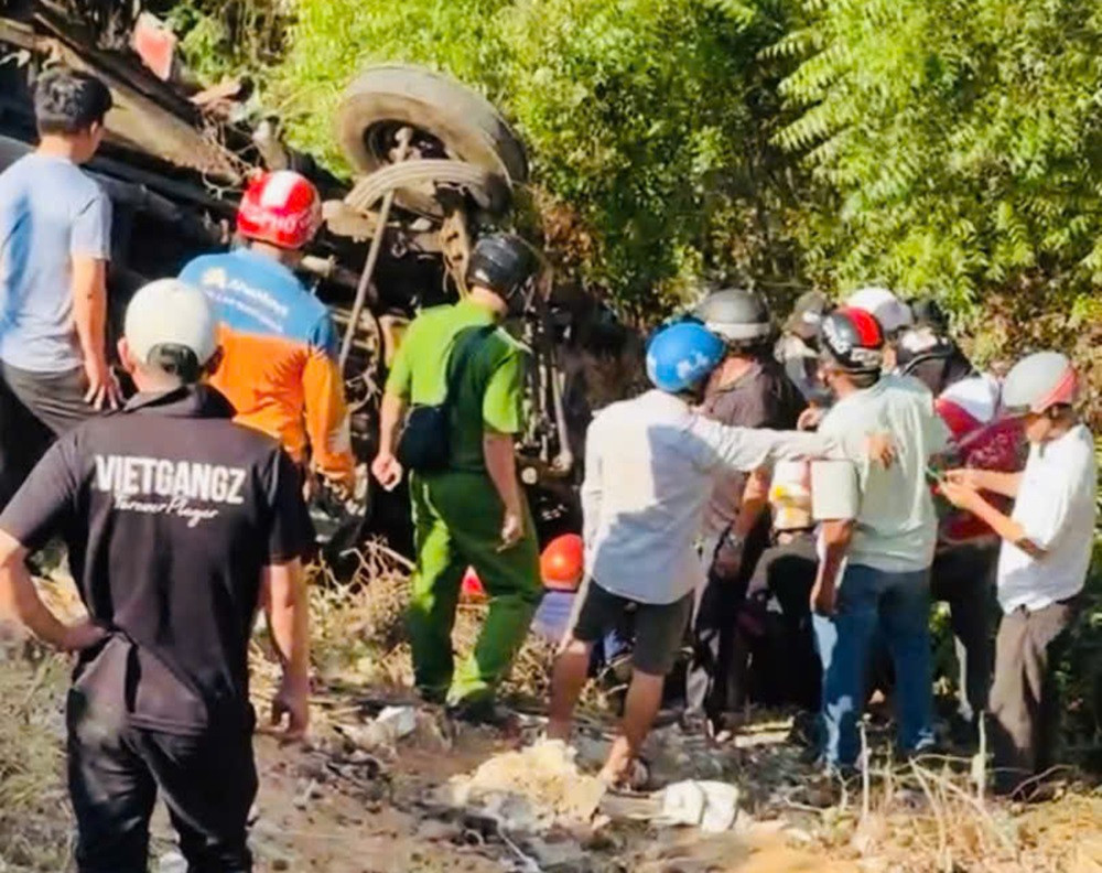 Xe khách lao xuống vực trên đường Mũi Né   Bàu Trắng, ít nhất 3 người tử vong.1.jpg