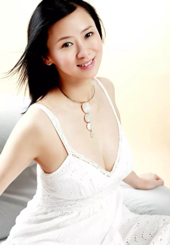 Thập niên 1990, Ông Hồng lưu dấu ấn qua Trạng sư Tống Thế Kiệt (đóng cùng Châu Tinh Trì), Túy quyền 2 (đóng cùng Thành Long), Tứ tử đại tài, Phật sống Tế Công, Đại Đường song long truyện, Tú nương Lan Hinh...