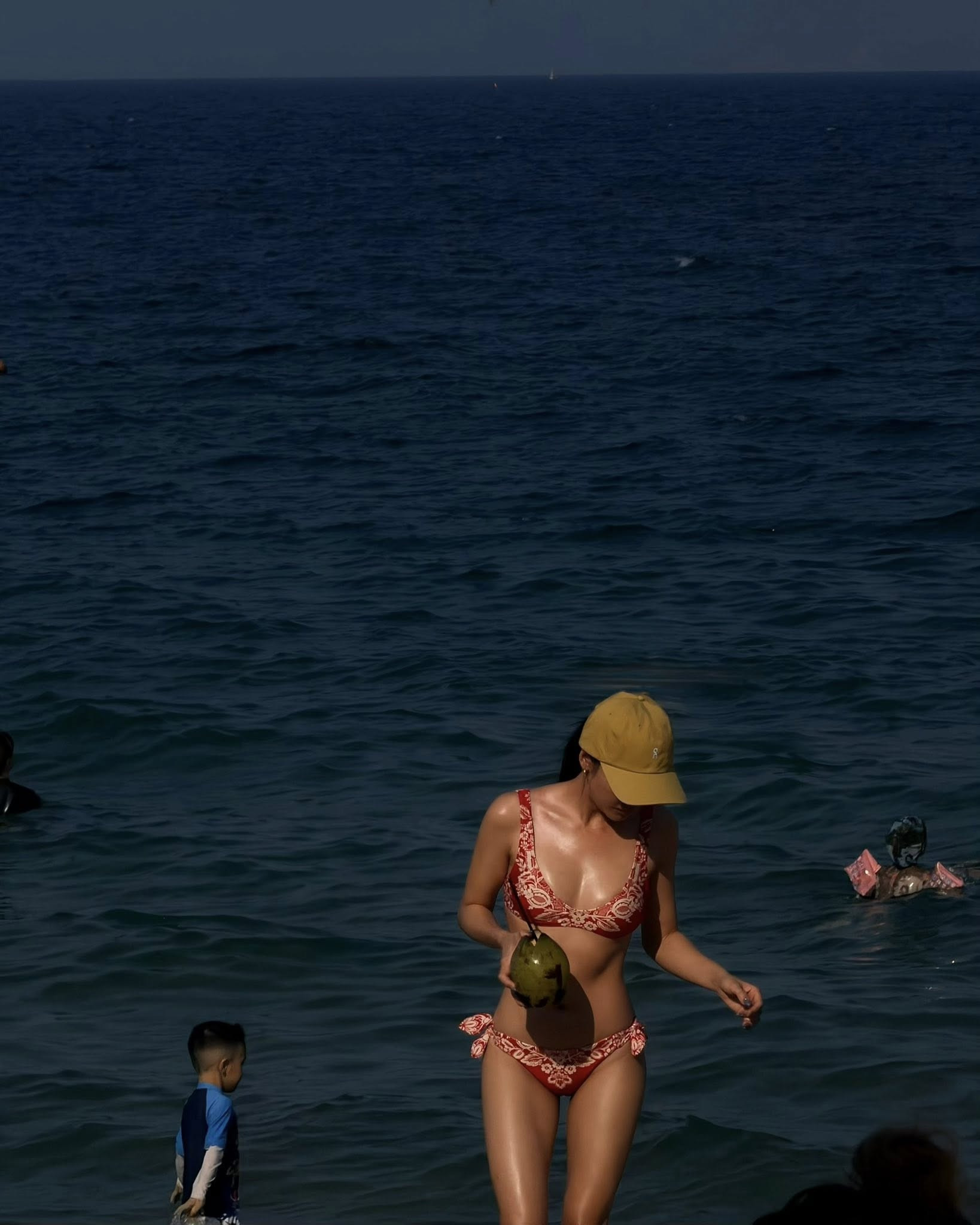 Văn Mai Hương tuổi 31 khoe dáng bốc lửa với bikini nổi bật giữa biển xanh - Ảnh 5.