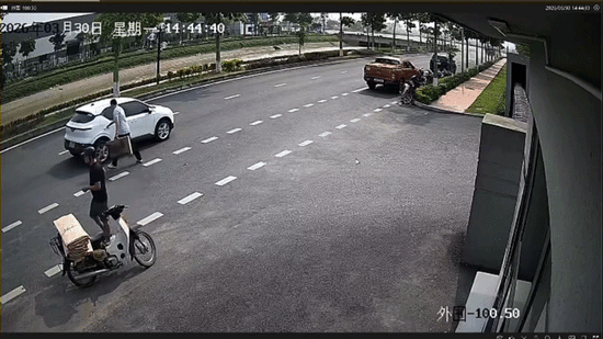 Vụ taxi dừng giữa đường, xe sau tông trúng bị lật: Lỗi của ai?