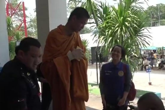 Cao hơn 2 mét, xuất hiện giữa đám đông là nổi bật, nhà sư gây chú ý tại kỳ tuyển quân ở Thái Lan