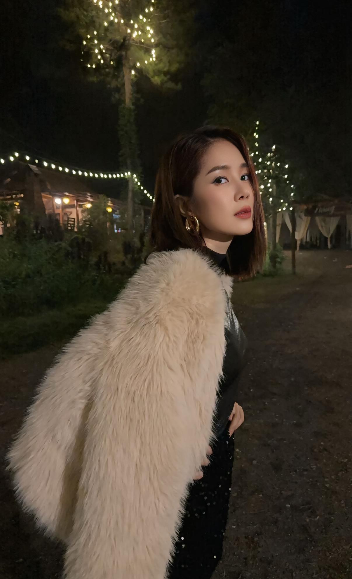 Chụp ảnh cùng bạn diễn kém tuổi, Lê Phương vẫn trẻ đẹp ở tuổi 41 - Ảnh 6.