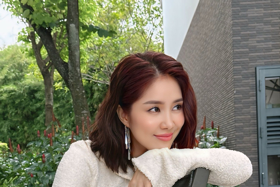 Chụp ảnh cùng bạn diễn kém tuổi, Lê Phương vẫn trẻ đẹp ở tuổi 41