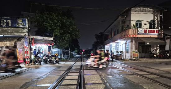 Cố vượt rào chắn, người phụ nữ còn quay lại hành hung nhân viên đường sắt