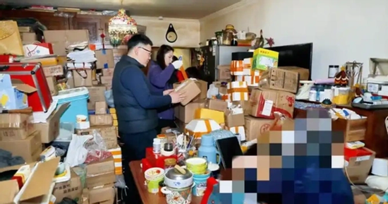 Cụ bà 80 tuổi 'nghiện' mua sắm online, 30 người dọn suốt 12 giờ mới lộ sàn nhà