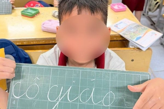 Được yêu cầu viết 1 câu nhận xét về cô giáo, cậu bé viết 1 chữ nhưng bất ngờ là phản ứng giáo viên
