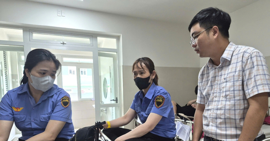 Hai nhân viên đường sắt kể phút bị người phụ nữ vượt rào chắn hành hung, phải nhập viện