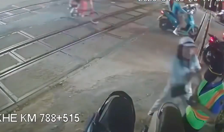 Dân mạng bức xúc khi những nhân viên gác chắn bị hành hung giữ đường. (Ảnh chụp màn hình)