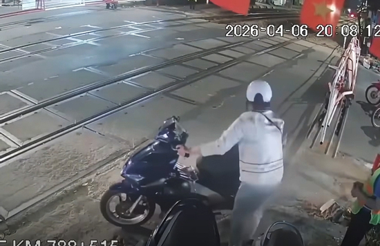 Người phụ nữ vượt rào chắn đánh nhân viên đường sắt, dân mạng nói 'hết cứu'