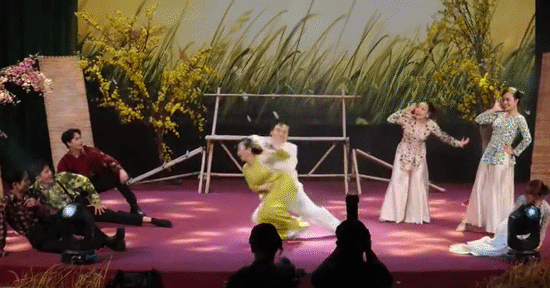 Vụ cháu gái NSƯT Vũ Linh ngả ngớn phản cảm: Không thể bất chấp lên sân khấu!