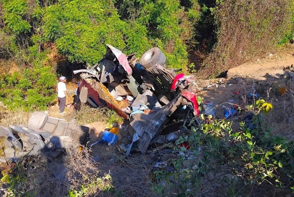 Hiện trường xe khách lao xuống vực khiến 4 người chết, 12 người bị thương.6.jpg