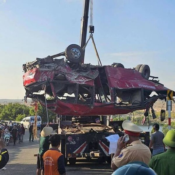 Vụ xe khách rơi xuống vực khiến hàng chục người thương vong ở Lâm Đồng: Chuyển 2 thợ lặn đến Bệnh viện Chợ Rẫy