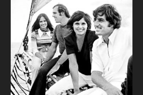 Chuyện thật như đùa: Hai cầu thủ nổi tiếng mở họp báo công khai đổi vợ cho nhau