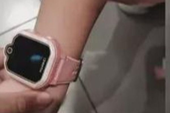 Con bị vu oan ăn trộm đồng hồ ở siêu thị, bà mẹ có cách ứng xử mát lòng mát dạ