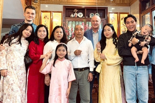 Con trai cưới vợ Việt 3 năm, ông bố Mỹ sang thăm thông gia 4 lần vì quý mến