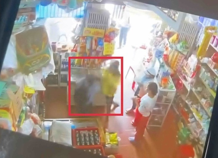 Nam sinh bị chấn động não sau khi bị người đàn ông đánh ở quầy tạp hoá插图1 Camera ghi lại cảnh người đàn ông mặc áo vàng được cho là có hành động đánh bam sinh tại quầy tạp hoá ở Huế. (Ảnh cắt từ clip)
