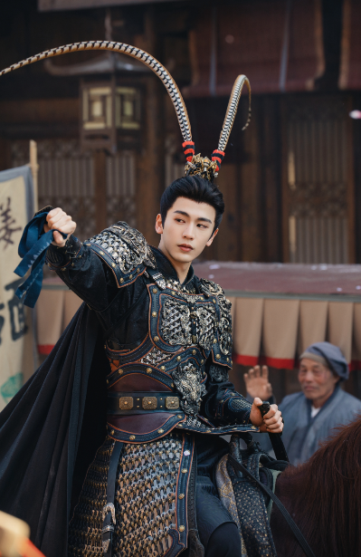 Trương Lăng Hách rơi vào tình thế cực kỳ nguy hiểm với hình tượng 'tướng quân phấn nền' - Ảnh 1