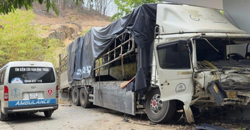 Xe tải lao xuống từ triền núi tông vào văn phòng công ty, 3 người tử vong