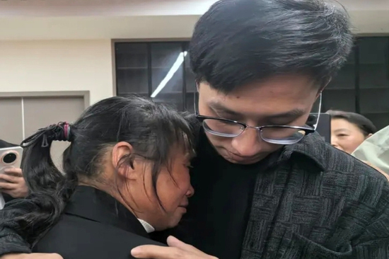 33 năm mới tìm được con, bố liệt giường xúc động bỗng đi lại được