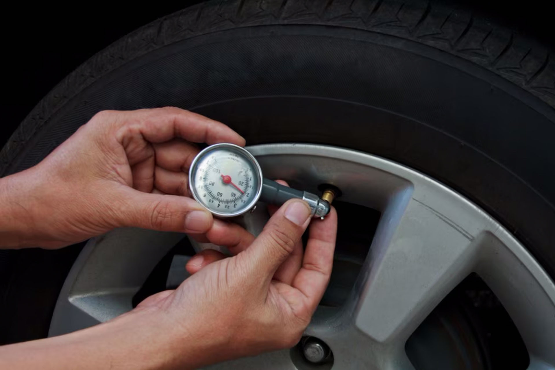 kiem tra ap suat lop thu cong.jpg