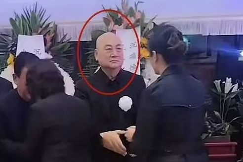 'Đường Tăng' Trì Trọng Thụy tiều tụy trong lễ tang vợ