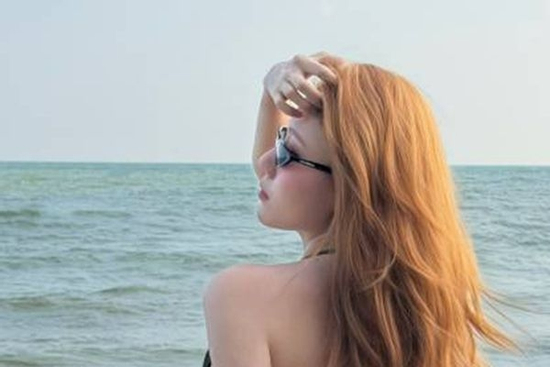 Em gái Trấn Thành khoe lưng trần quyến rũ tại Phan Thiết, body 'vòng nào ra vòng nấy'